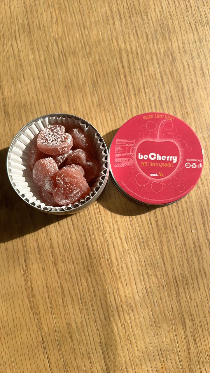 Lata beCherry abierta con gomas de cereza en forma de corazón